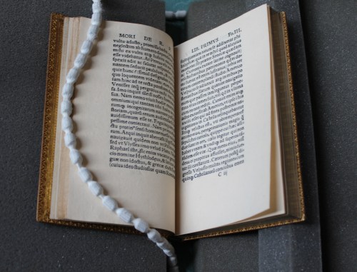 Thomas More, De optimo reipublicae statu, de[que] noua insula Vtopia [Paris]: Gilles de Gourmont, [1517] (Keynes.Ec.7.3.15)